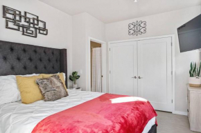 Beautiful 1-Bed & Den